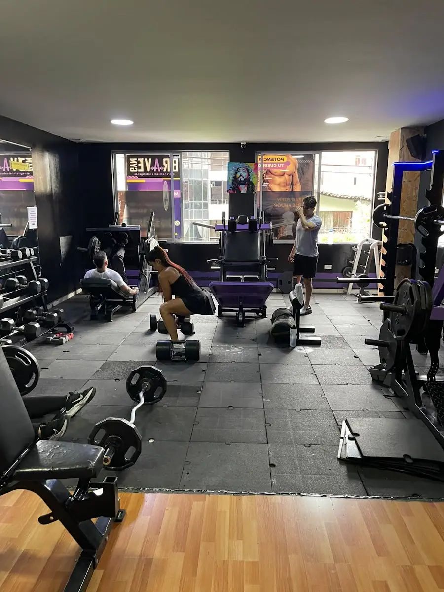 Sala de entrenamiento de Brave Gym con máquinas, discos y piso de caucho