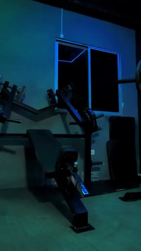 Máquina de pecho en la sala de Brave Gym