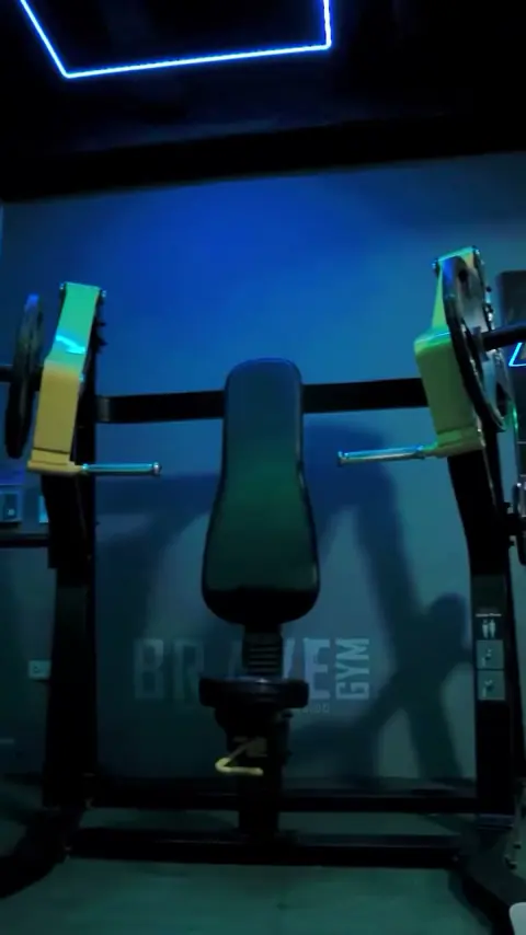 Máquinas de fuerza bajo luces azules