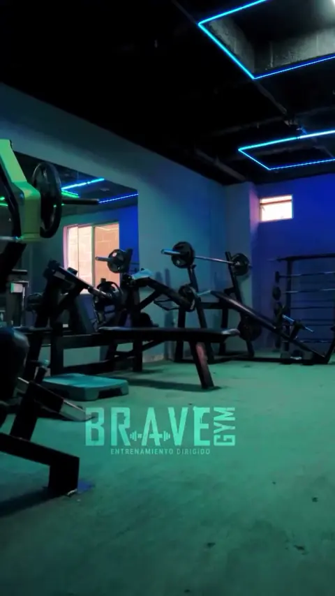 Zona funcional de Brave Gym con luces de neón